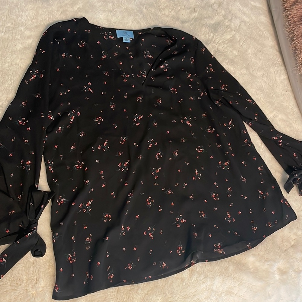 EUC CeCe Floral V Neck Blouse